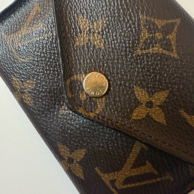 ✔️Louis Vuitton / LV VICTORINE 三折信封零錢袋釦式短夾 M62472-15