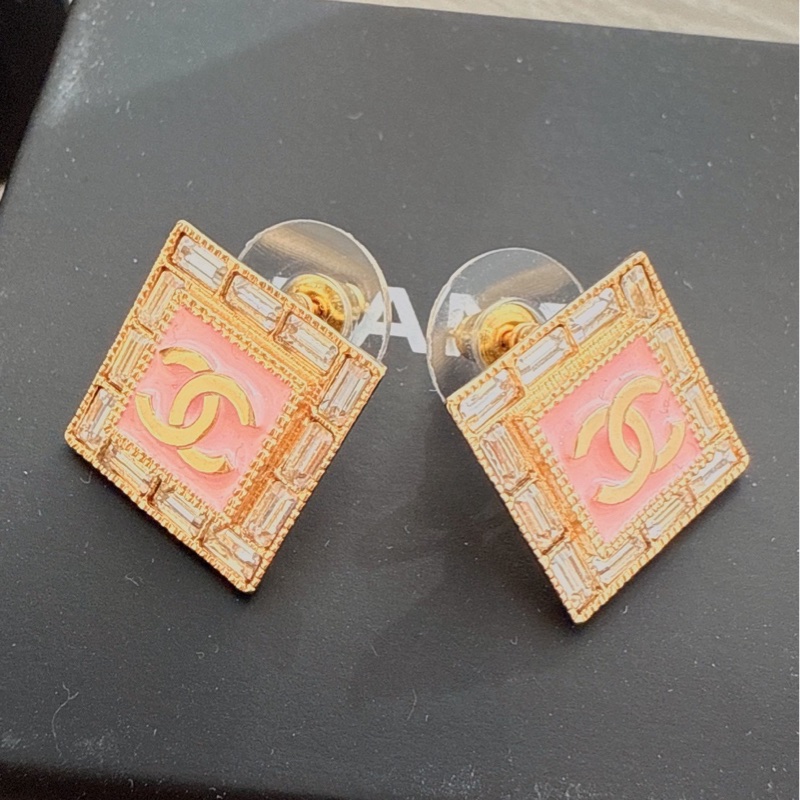 CHANEL 方型粉色Logo耳環-2