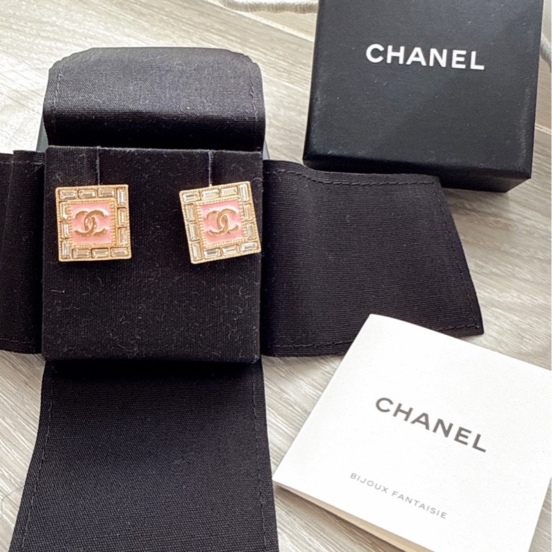 CHANEL 方型粉色Logo耳環-6