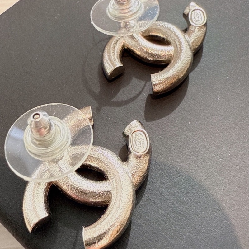 CHANEL 拼色Logo耳環-4