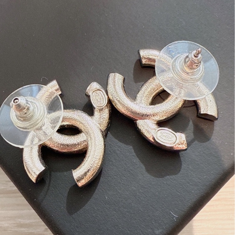 CHANEL 拼色Logo耳環-5