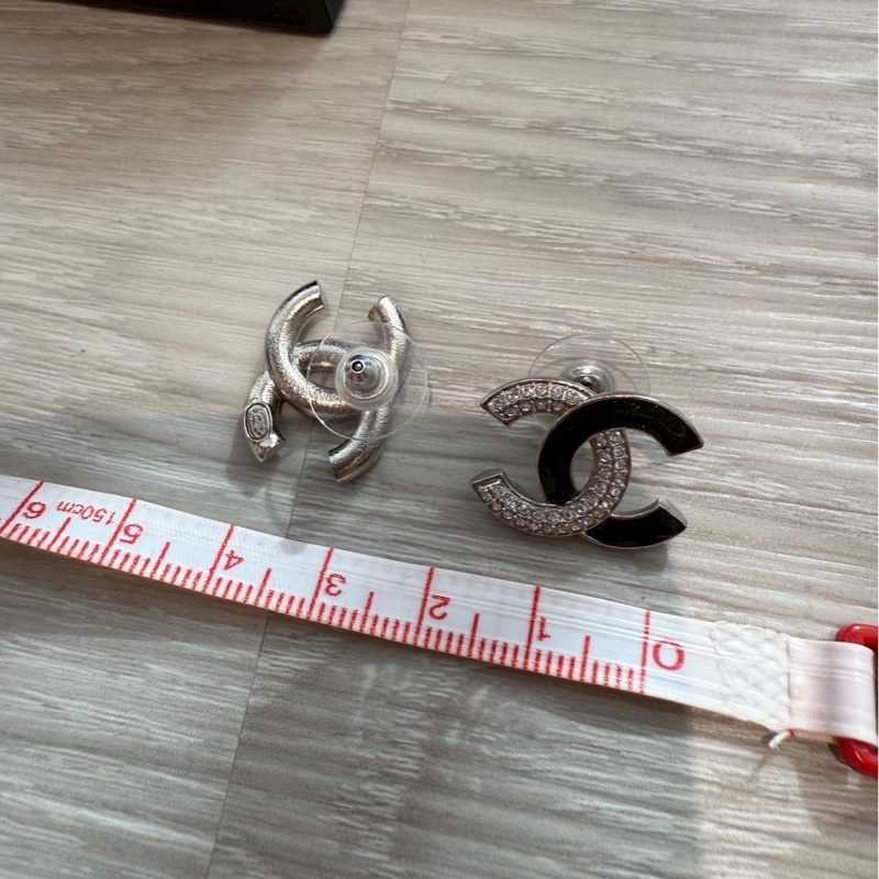 CHANEL 拼色Logo耳環-6