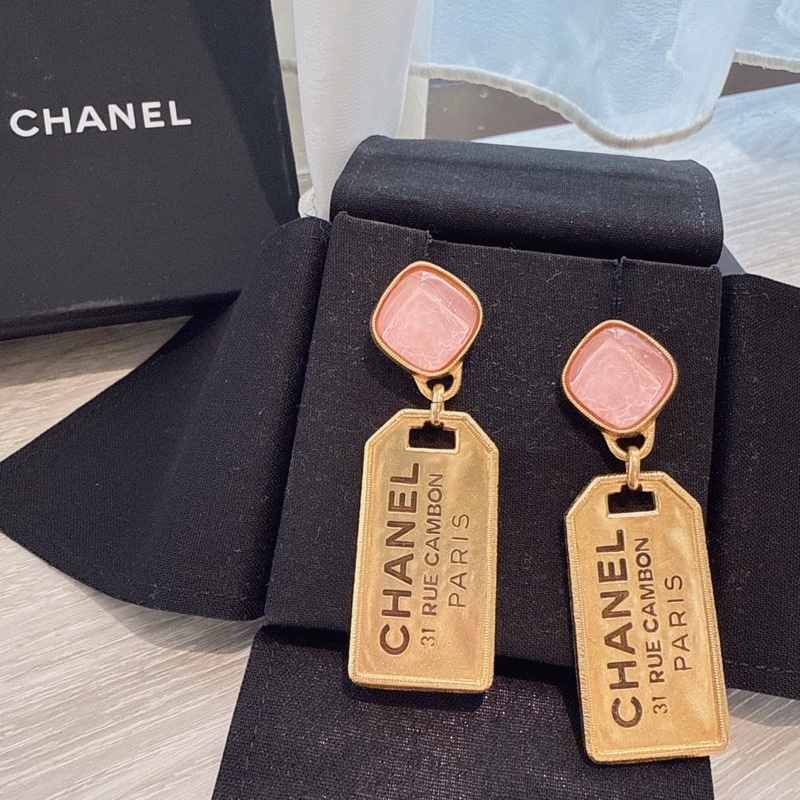 CHANEL 粉色垂墜金牌耳環-0