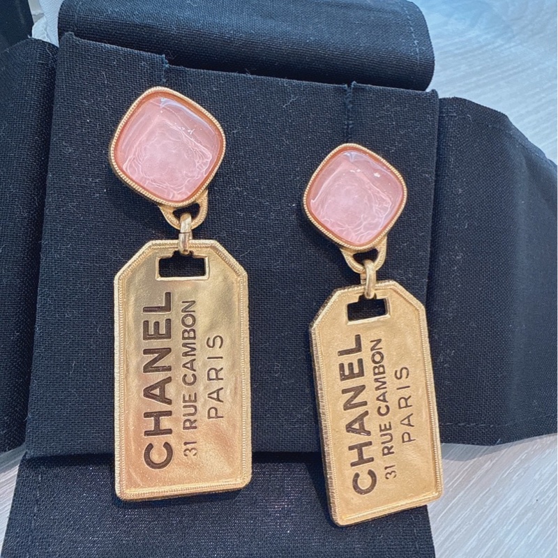 CHANEL 粉色垂墜金牌耳環-1