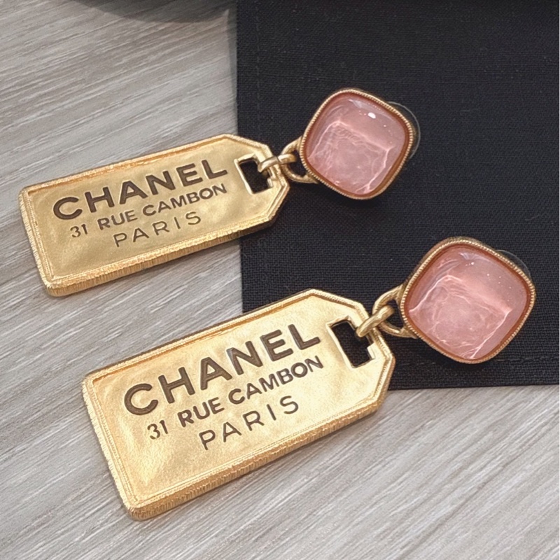 CHANEL 粉色垂墜金牌耳環-2