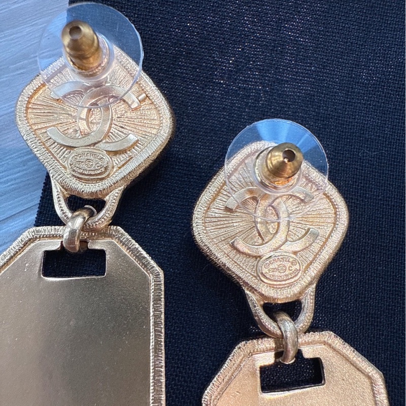 CHANEL 粉色垂墜金牌耳環-4