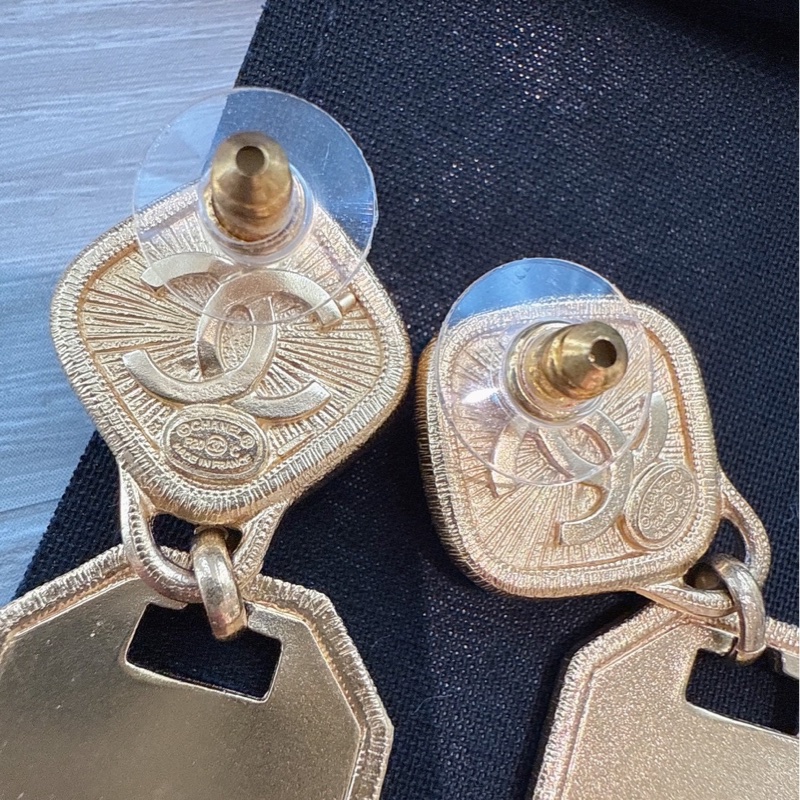 CHANEL 粉色垂墜金牌耳環-5