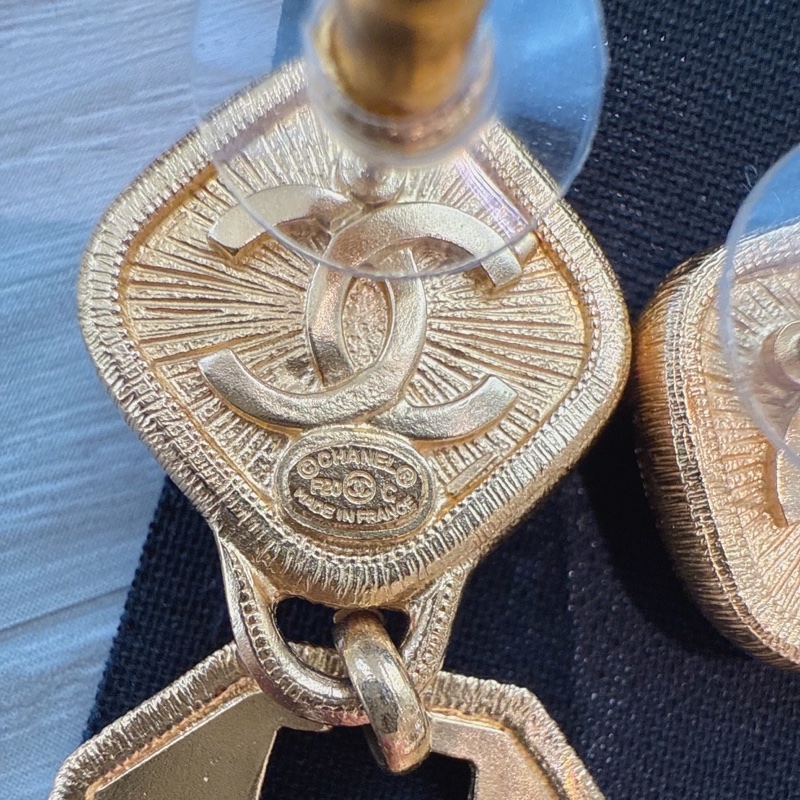 CHANEL 粉色垂墜金牌耳環-6