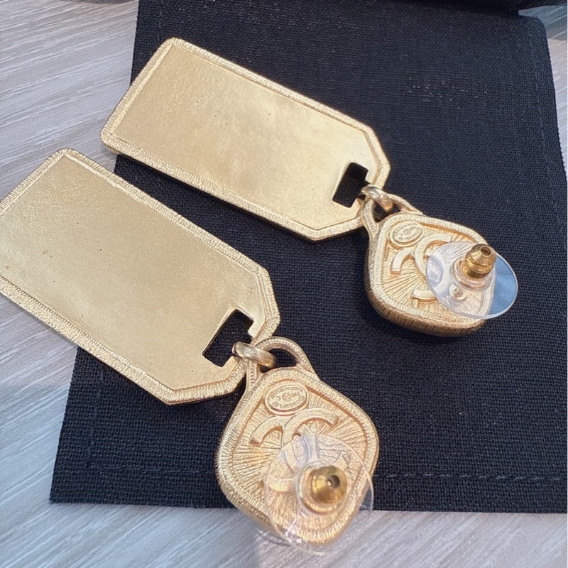 CHANEL 粉色垂墜金牌耳環-7