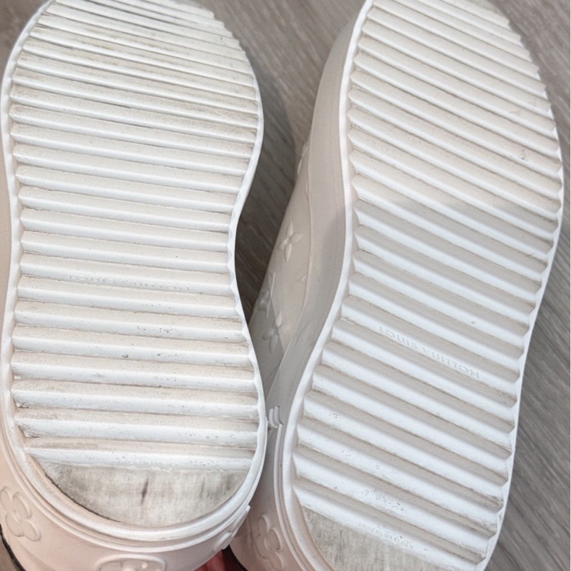 LV 浮雕老花白色休閒鞋 38.5-4