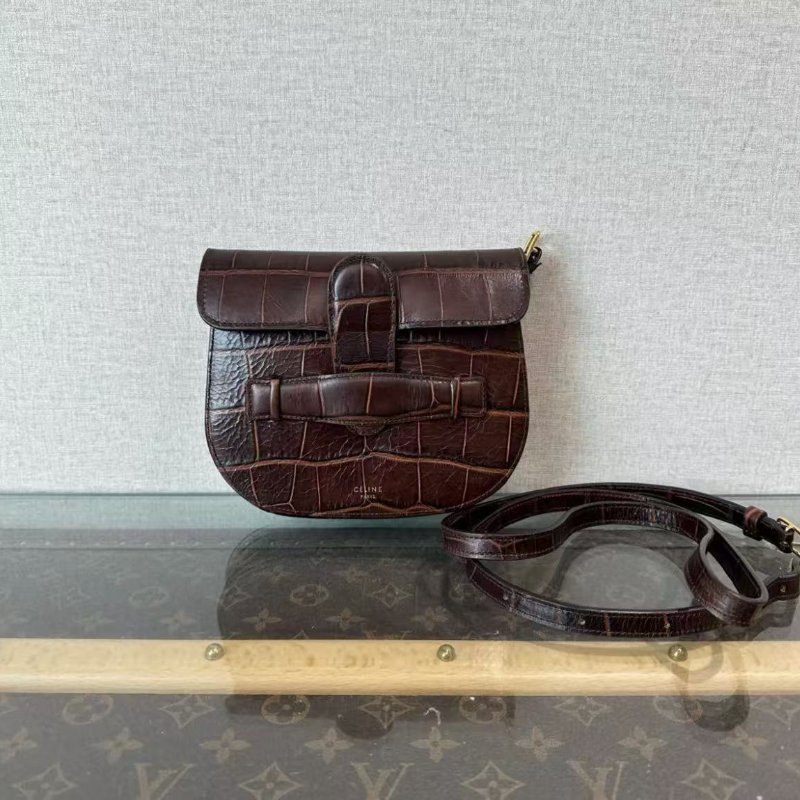 ✨CELINE 棕色金扣鱷魚壓紋斜背馬鞍包17*14*2.5 98新配件塵袋-0