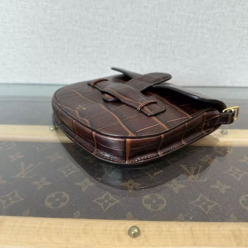 ✨CELINE 棕色金扣鱷魚壓紋斜背馬鞍包17*14*2.5 98新配件塵袋-4