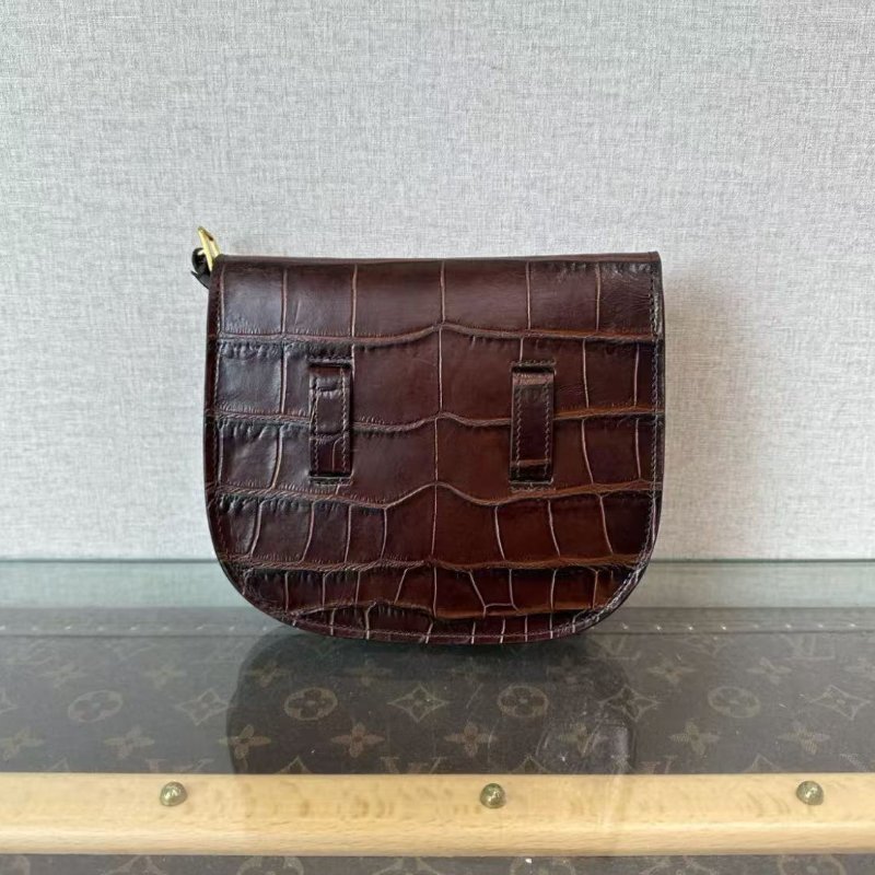 ✨CELINE 棕色金扣鱷魚壓紋斜背馬鞍包17*14*2.5 98新配件塵袋-5