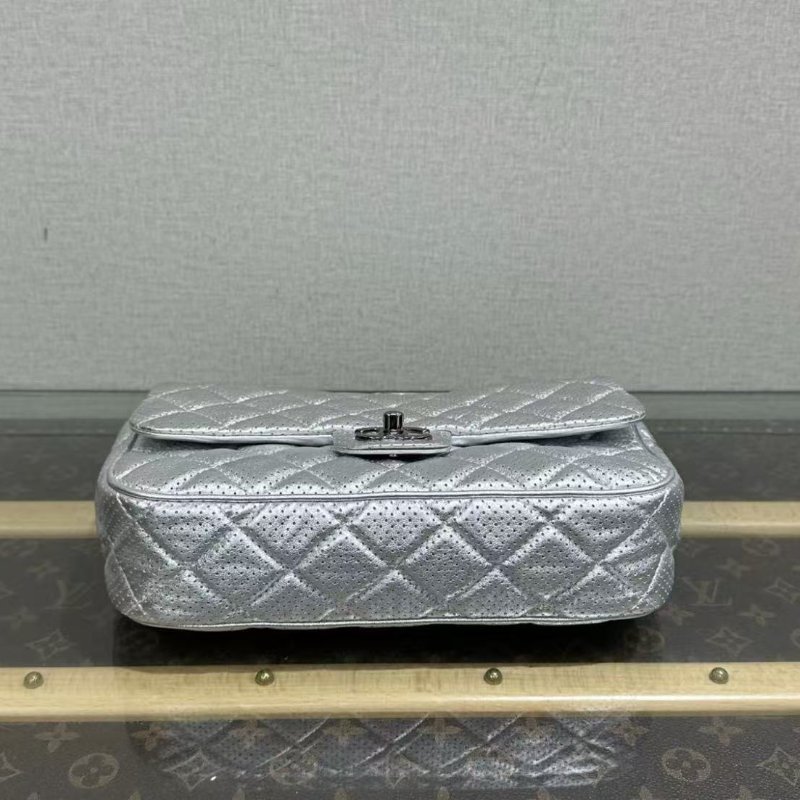 ✨CHANEL 太空銀銀扣鏤空CF鍊條包24*15*6 98新配件塵袋保卡-3