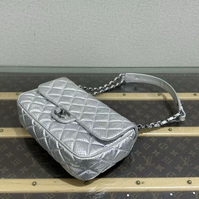 ✨CHANEL 太空銀銀扣鏤空CF鍊條包24*15*6 98新配件塵袋保卡-4