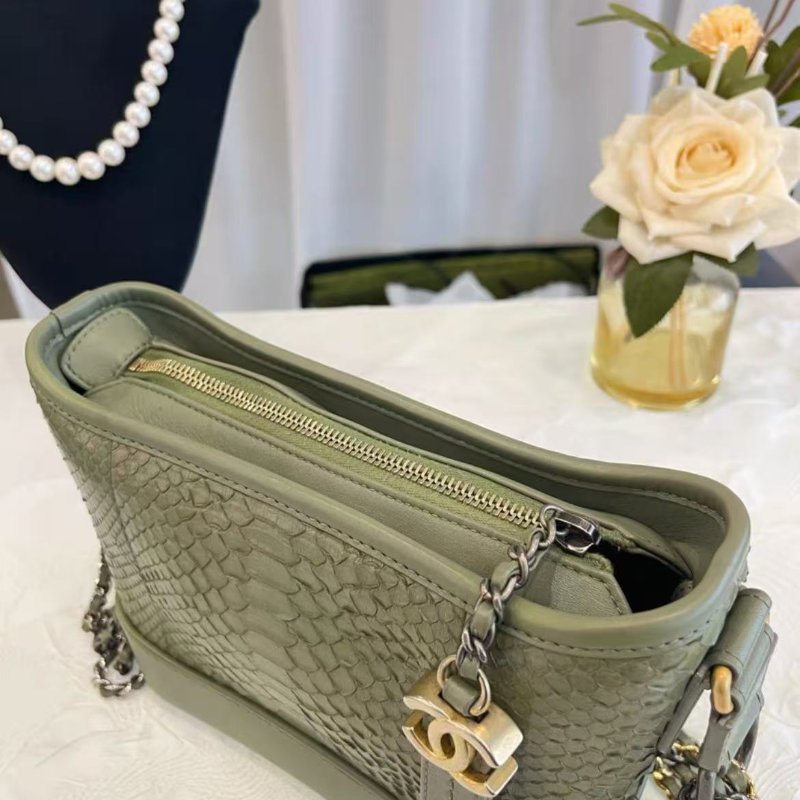 ✨Chanel 18C小號抹茶綠蟒蛇皮流浪包 20*15*8 98新配件塵袋保卡-2