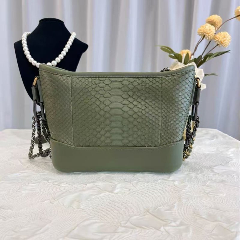 ✨Chanel 18C小號抹茶綠蟒蛇皮流浪包 20*15*8 98新配件塵袋保卡-7