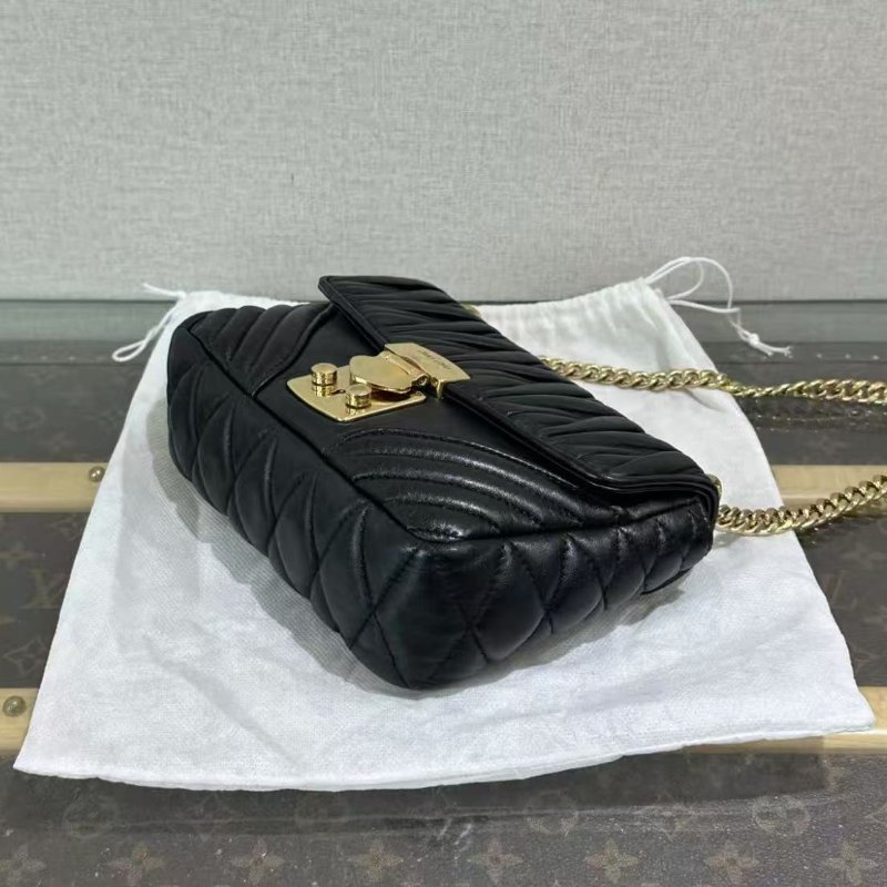 MIUMIU 黑金皺褶斜背鍊條包19*14*7 98新配件塵袋-4