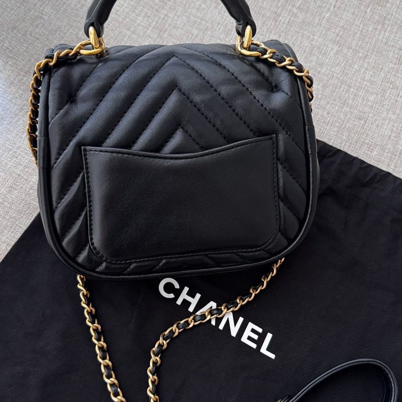 Chanel 17A handle V紋小郵差手提斜背包 98新配件塵袋保卡-6