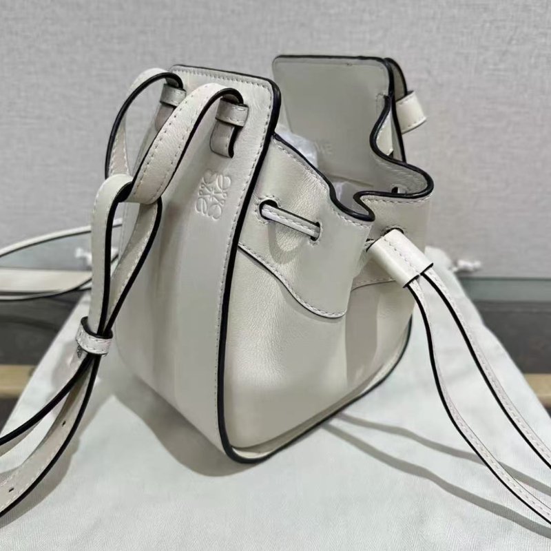 ✨LOEWE 白色銀扣mini抽繩吊床肩背斜背包16.5*19*11 98新配件塵袋-1