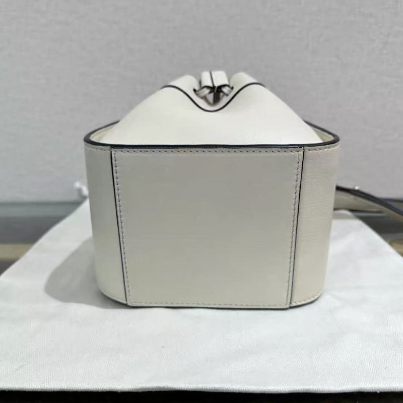 ✨LOEWE 白色銀扣mini抽繩吊床肩背斜背包16.5*19*11 98新配件塵袋-3