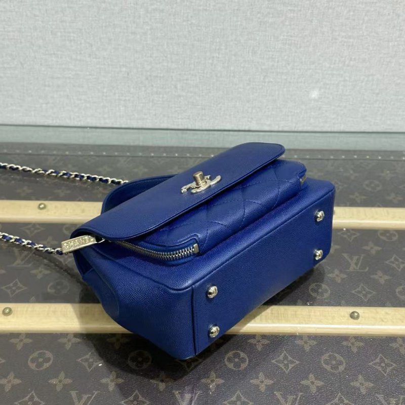 ✨CHANEL 藍色金扣business affinity手提斜背郵差包19*14*7 98新配件保卡塵袋-2