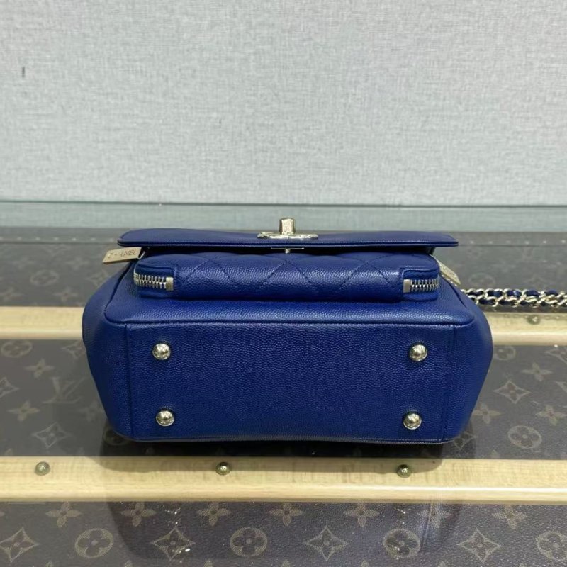✨CHANEL 藍色金扣business affinity手提斜背郵差包19*14*7 98新配件保卡塵袋-3