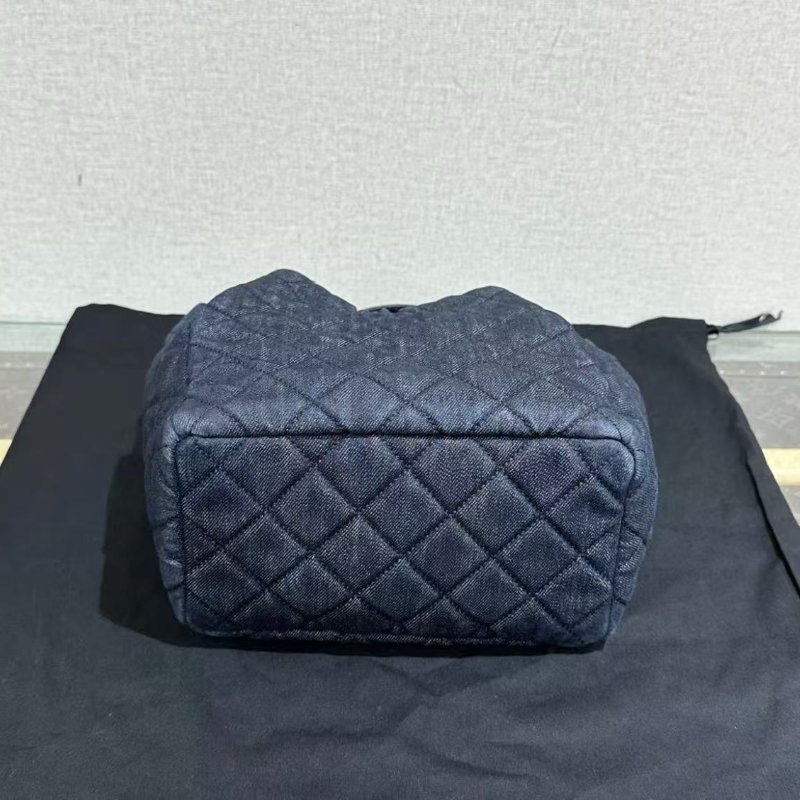✨CHANEL 牛仔金扣抽繩水桶包 19*22*12 98新配件塵袋-3