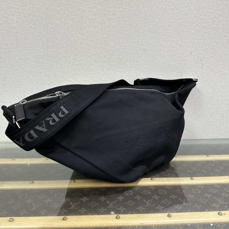 PRADA 22S系列黑銀帆布三角肩背斜背包 60*30*27 98新-1