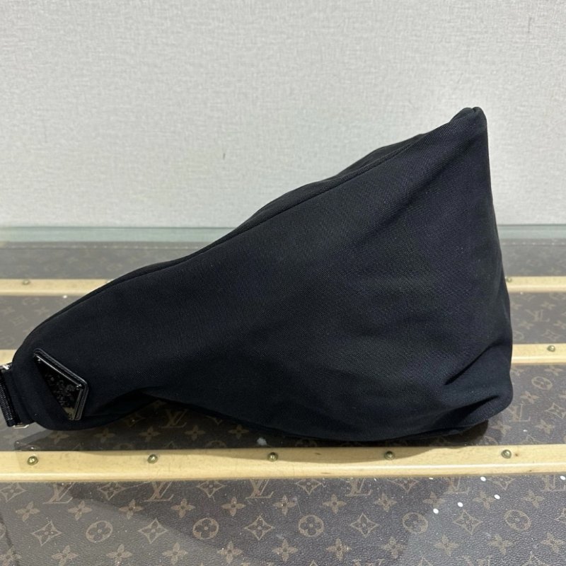 PRADA 22S系列黑銀帆布三角肩背斜背包 60*30*27 98新-4