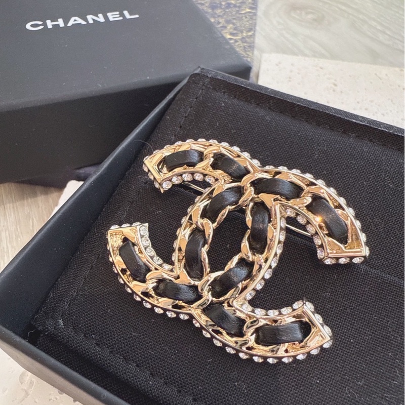 CHANEL 皮穿鏈Logo胸針-0