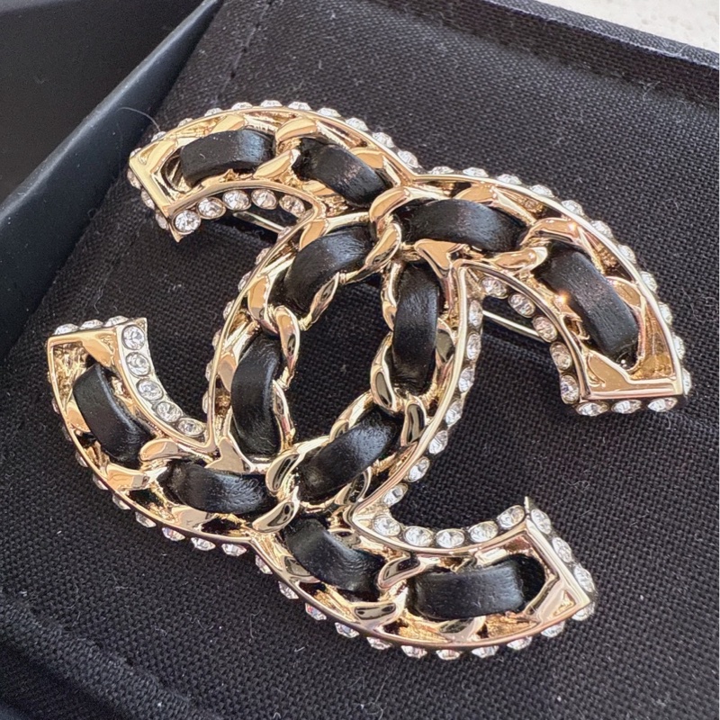 CHANEL 皮穿鏈Logo胸針-2