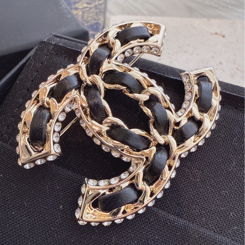 CHANEL 皮穿鏈Logo胸針-3