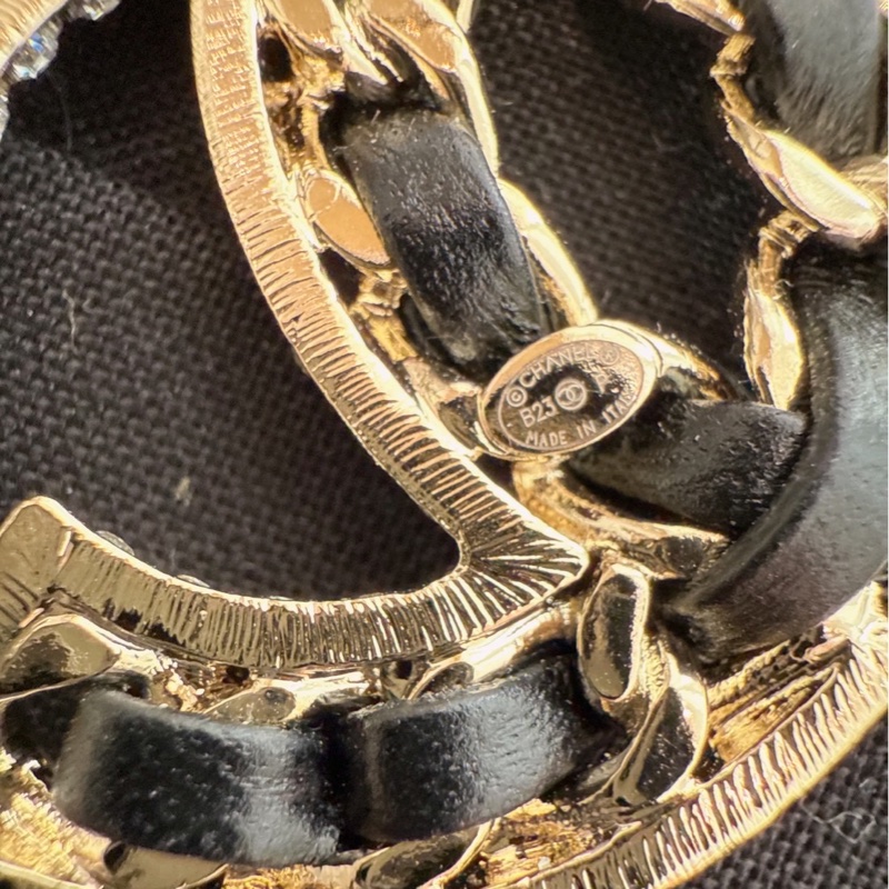 CHANEL 皮穿鏈Logo胸針-5