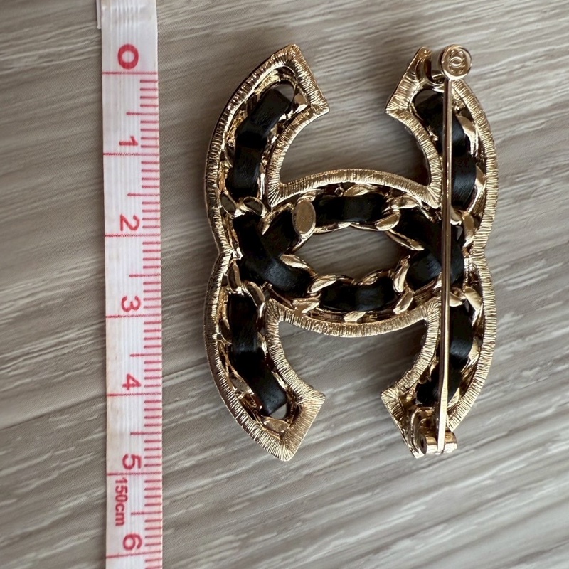 CHANEL 皮穿鏈Logo胸針-6