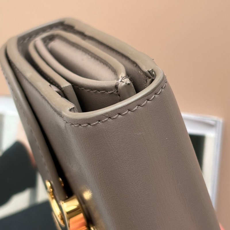 ::CELINE:: TRIOMPHE 大象灰牛皮翻蓋錢包 金凱旋門LOGO釦式短夾 三折短夾 內零錢袋-8