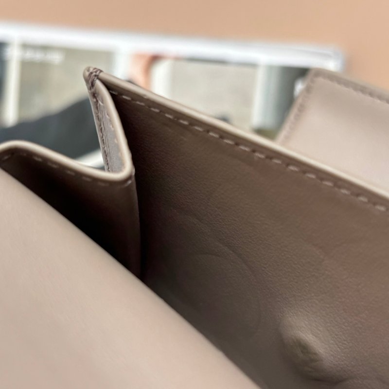 ::CELINE:: TRIOMPHE 大象灰牛皮翻蓋錢包 金凱旋門LOGO釦式短夾 三折短夾 內零錢袋-24