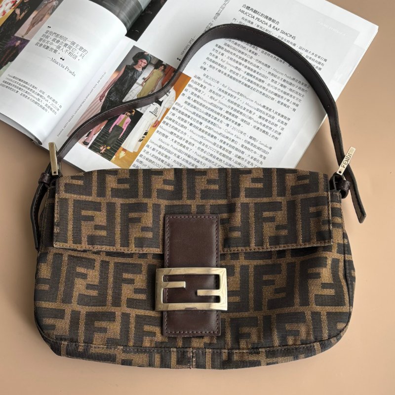 ::FENDI:: 銀釦!!經典花紋小款法棍 肩背包 腋下包 VINTAGE 手提包-0