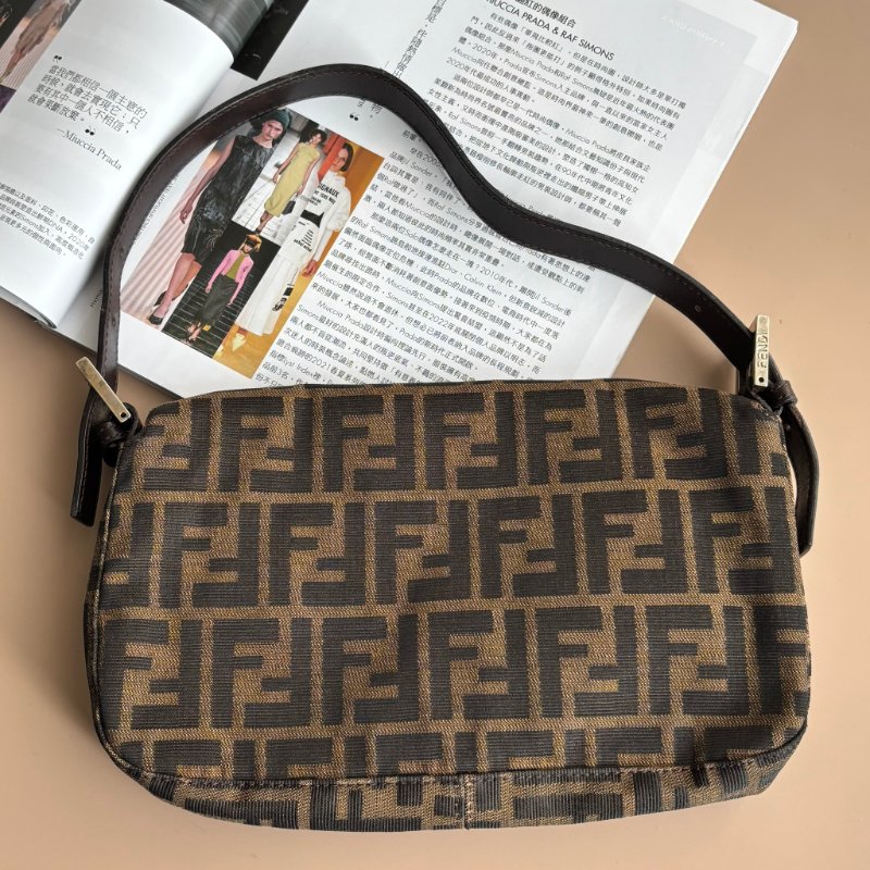 ::FENDI:: 銀釦!!經典花紋小款法棍 肩背包 腋下包 VINTAGE 手提包-1