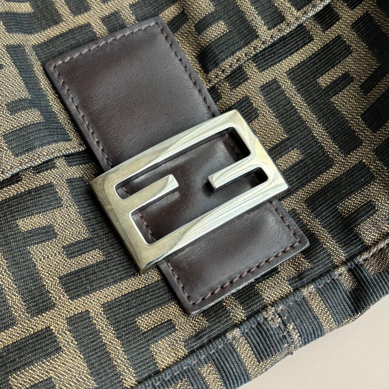 ::FENDI:: 銀釦!!經典花紋小款法棍 肩背包 腋下包 VINTAGE 手提包-2