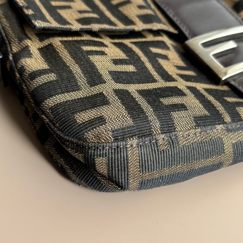 ::FENDI:: 銀釦!!經典花紋小款法棍 肩背包 腋下包 VINTAGE 手提包-3