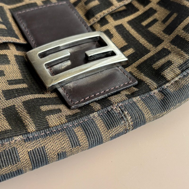 ::FENDI:: 銀釦!!經典花紋小款法棍 肩背包 腋下包 VINTAGE 手提包-4