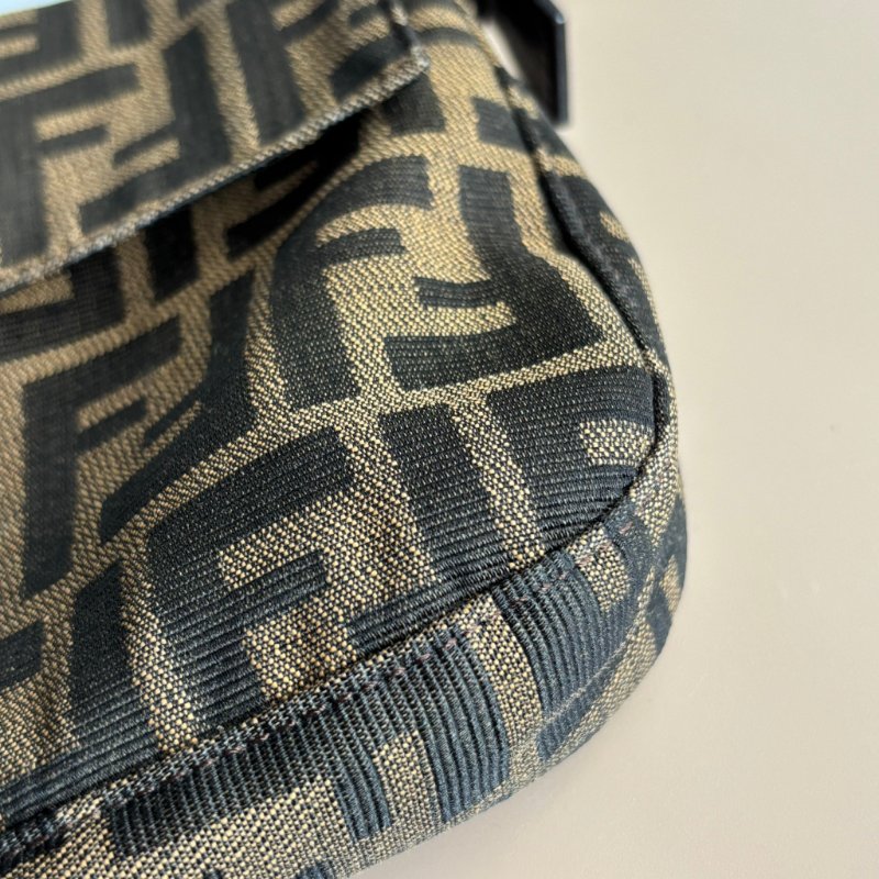 ::FENDI:: 銀釦!!經典花紋小款法棍 肩背包 腋下包 VINTAGE 手提包-5