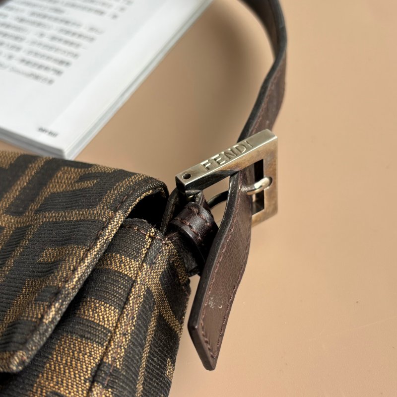 ::FENDI:: 銀釦!!經典花紋小款法棍 肩背包 腋下包 VINTAGE 手提包-6