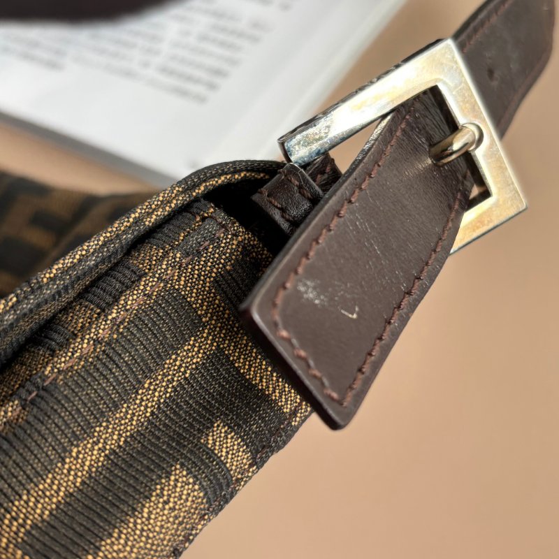 ::FENDI:: 銀釦!!經典花紋小款法棍 肩背包 腋下包 VINTAGE 手提包-7