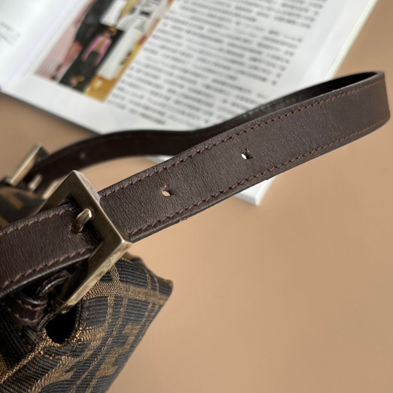 ::FENDI:: 銀釦!!經典花紋小款法棍 肩背包 腋下包 VINTAGE 手提包-8