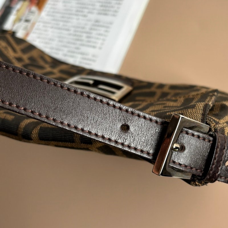 ::FENDI:: 銀釦!!經典花紋小款法棍 肩背包 腋下包 VINTAGE 手提包-11