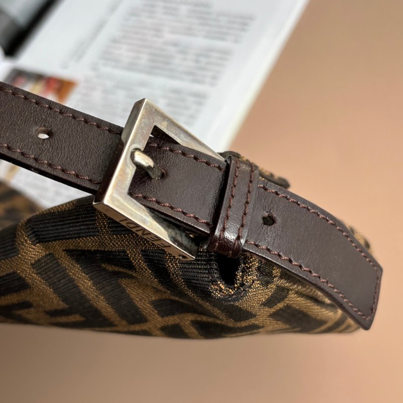 ::FENDI:: 銀釦!!經典花紋小款法棍 肩背包 腋下包 VINTAGE 手提包-12