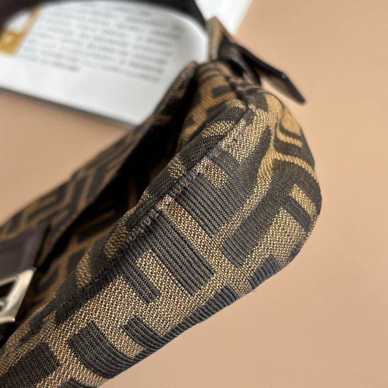 ::FENDI:: 銀釦!!經典花紋小款法棍 肩背包 腋下包 VINTAGE 手提包-17