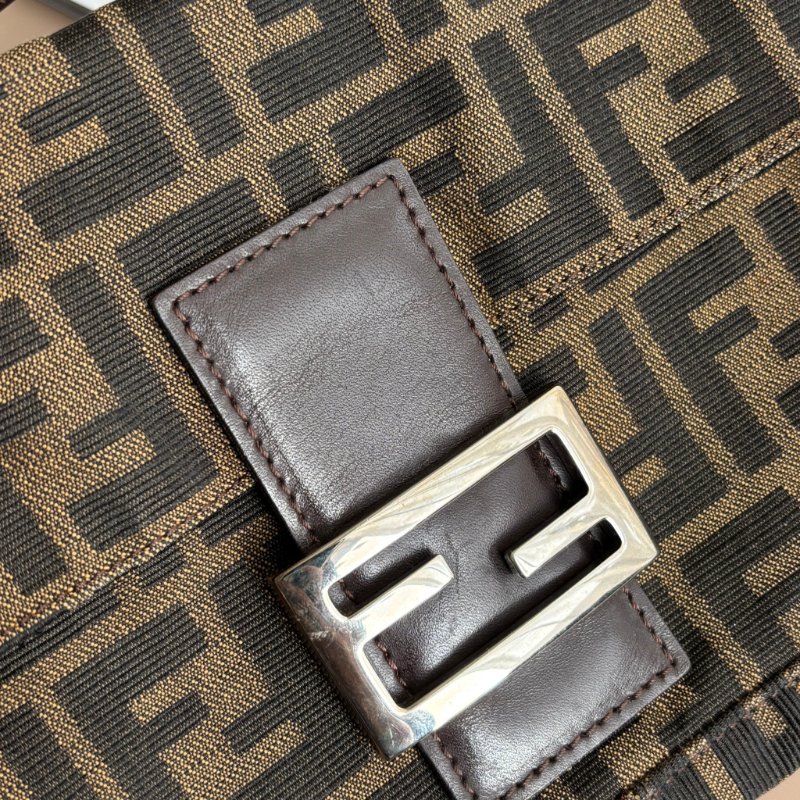 ::FENDI:: 銀釦!!經典花紋小款法棍 肩背包 腋下包 VINTAGE 手提包-18